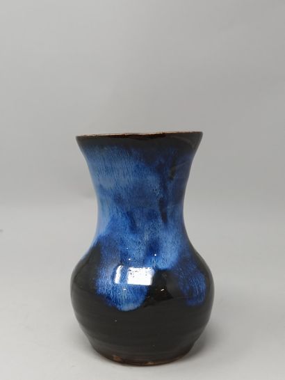 null 
JAPAN

Blue enamelled stoneware vase

H. 13 cm
