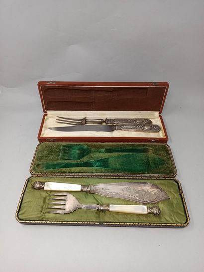 null A leg of lamb service, silver handle

A fish service, mother-of-pearl and silver...