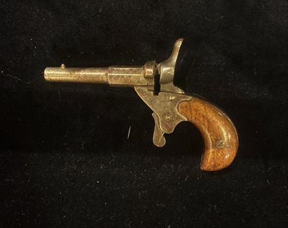 null Revolver with pin. Cal. 7 mm. Engraved frame. Missing the hammer.
