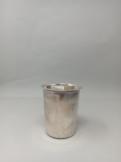 null Cylindrical silver timbale with the number LL.

Weight : 108.6g.