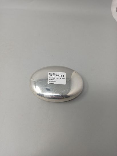 null Silver snuffbox of oval form, figured AV interlaced.

weight : 124.4g.