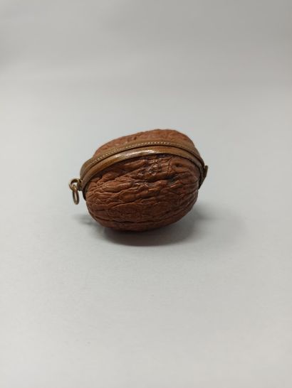 null Coquille de noix formant pendentif (monture en métal), fabriquée à Nontron (Dordogne),...