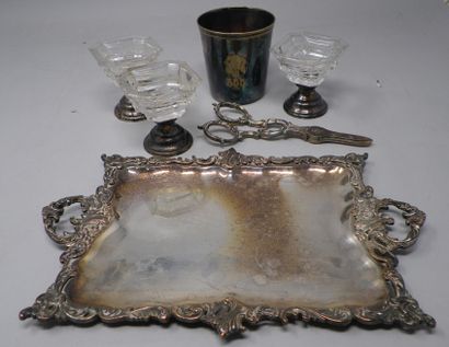 null 
SILVERWARE AND MISCELLANEOUS HANDLE


In silver (Minerve) :

- a crystal powder...