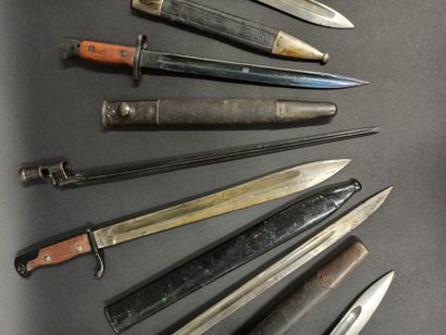 null 
Set of bayonets :

- 2 bayonets MAUSER FOREIGN CONTRACT

- English bayonet...