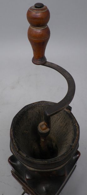 null Coffee grinder said Louis XIV, body in walnut, iron base fixed by four screws...