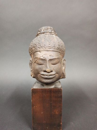 null 
CAMBODIA

Buddha head in terracotta.

H. 16 cm

Important crack in the fac...