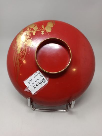 null JAPAN, 20th century

Two lacquered wood plates with red background, takamakié...