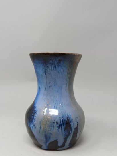 null 
JAPAN

Blue enamelled stoneware vase

H. 13 cm
