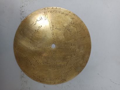 null Astrolabe décoratif en laiton ciselé et gravé.

Dans le style persan, Iran,...