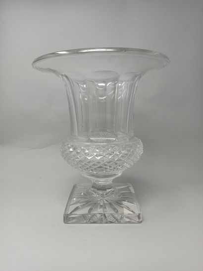 null 
SAINT-LOUIS
Vase de forme Médicis modèle Versailles en cristal taillé, la panse...