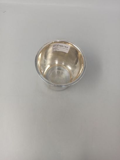 null Timbale cylindrique en argent chiffrée LL.

Poids : 108.6g.