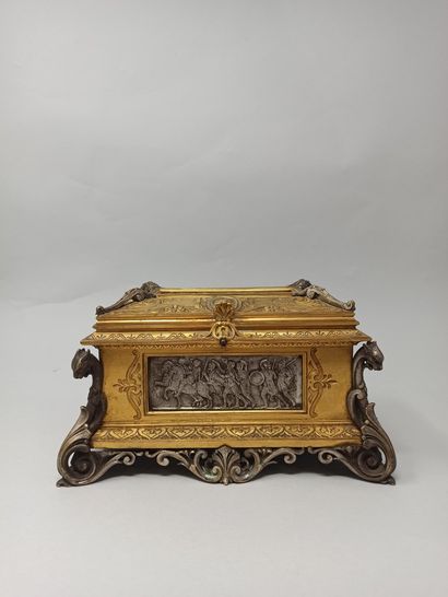 null Jewelry box in gilded bronze and silver decorated with bas-relief scenes in...