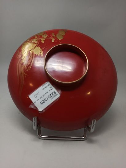 null JAPON, XXème siècle

Deux assiettes en bois laqué à fond rouge, décor en takamakié...