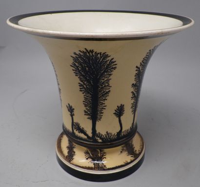 CREIL

Cover pot with its base in fine earthenware...