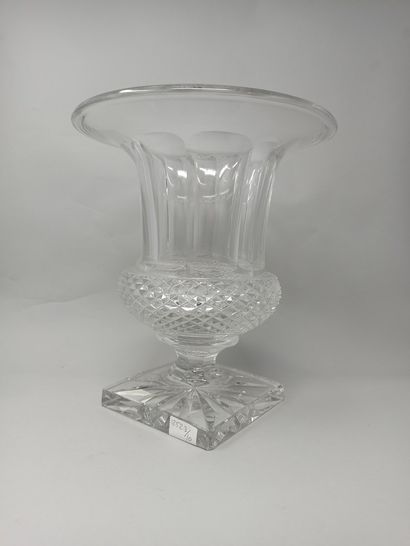 null 
SAINT-LOUIS
Vase de forme Médicis modèle Versailles en cristal taillé, la panse...