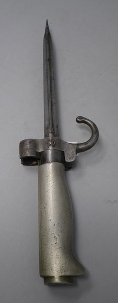 null French bayonet called "Rosalie", shortened Lebel model, cruciform blade. Quillon...