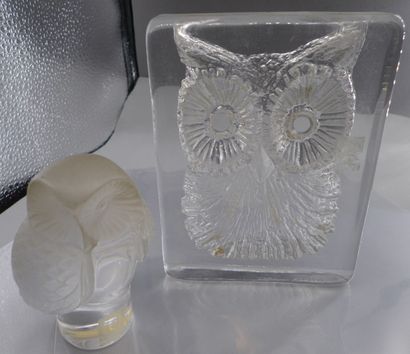 null LALIQUE & DAUM

Set of two owls in crystal:

- subject in pressed opalescent...