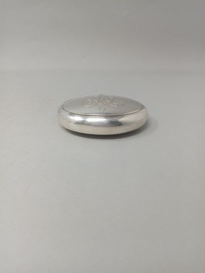 null Silver snuffbox of oval form, figured AV interlaced.

weight : 124.4g.