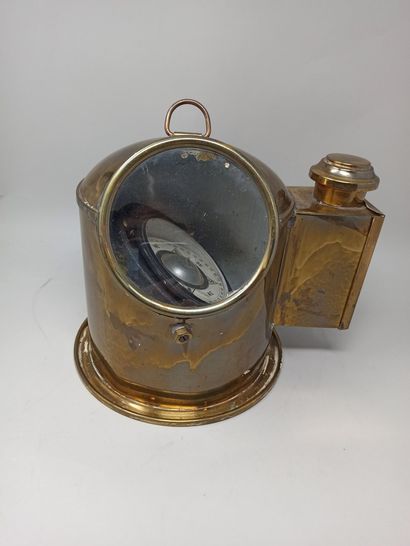 null 
Marine compass to suspend and its lantern, gilded brass structure.

H. 23,5...