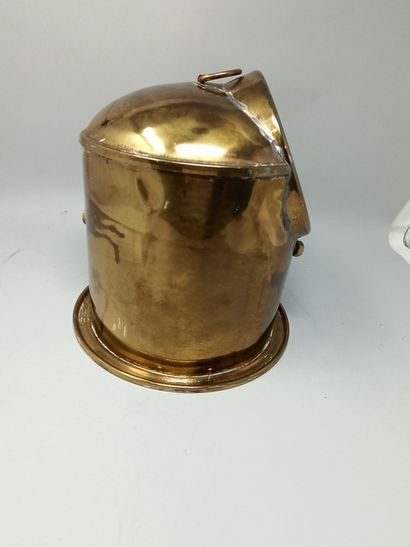 null 
Marine compass to suspend and its lantern, gilded brass structure.

H. 23,5...