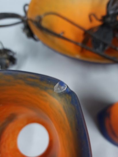 null NOVEROY France

Lustre Art Déco en fer forgé et verre moulé marmoréen orange...