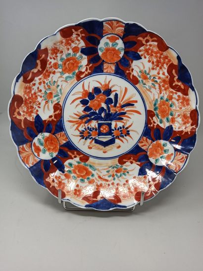 null JAPAN - IMARI

Dish and plate in polychrome porcelain

Diam. 30,5 and 21 cm