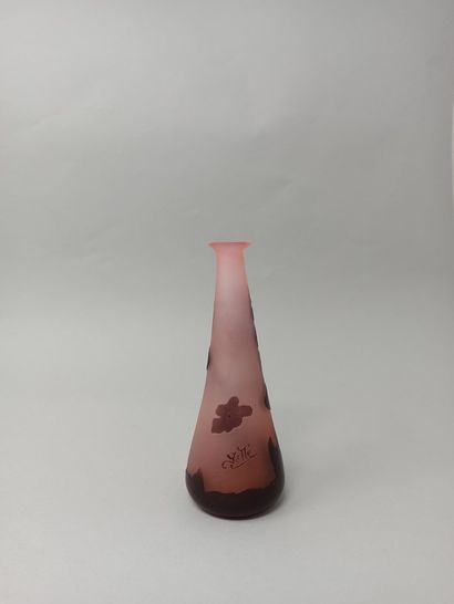 null GALLÉ (Dans le goût de)

Vase de forme fuselée à petit col plat

Épreuve en...