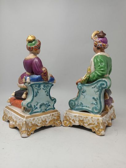 null Paris, deuxième moitié du XIXe, Paire de flacons avec leur bouchon, en porcelaine...