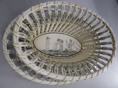 CREIL

Oval basket and its dormant fine earthenware...