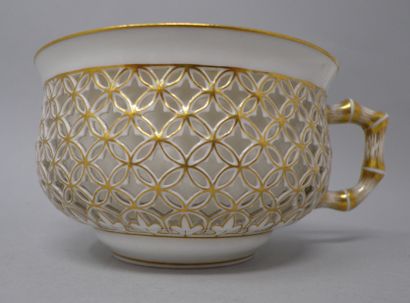 
SEVRES

Cup whose handle simulates the bamboo...