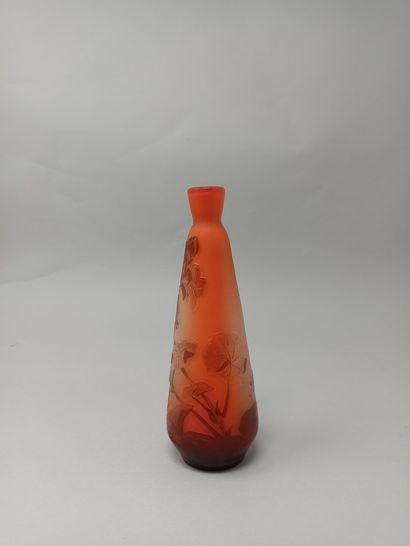 null GALLÉ (Dans le goût de)

Vase de forme dite « flacon à saké » 

Épreuve en verre...