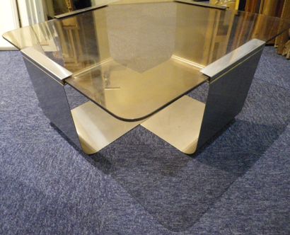 null 
Table basse en tôle pliée, plateau de verre fumé. CIRCA 1970.

22 x 55.50 x...