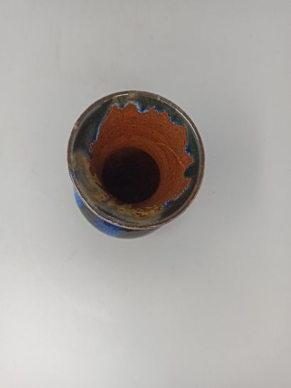 null 
JAPON

Vase en gré émaillé bleu

H. 13 cm
