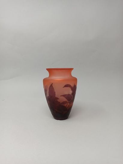 null GALLÉ (Dans le goût de)

Vase de forme toupie à large col ouvert 

Épreuve en...