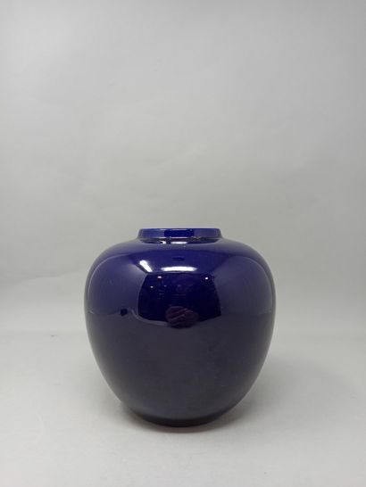 null Paul MILLET à Sèvres

Vase globulaire en porcelaine émaillé bleu.

H. : 14.5...