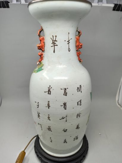 null CHINE - Moderne

Vase balustre en porcelaine à décor de pivoines, oiseaux et...