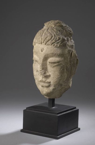 null 
CHINE

Tête de 
Bodhisattva en pierre calcaire grise.
H. 22 cm