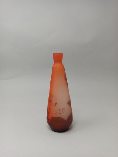 null GALLÉ (Dans le goût de)

Vase de forme dite « flacon à saké » 

Épreuve en verre...