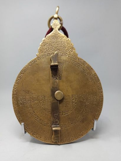 null Astrolabe décoratif en laiton ciselé et gravé.

Dans le style persan, Iran,...