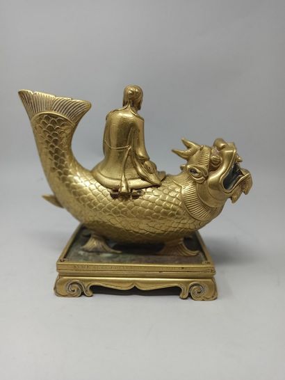 null 
CHINE - Moderne

Brûle-parfum en bronze doré figurant un poisson-dragon, un...