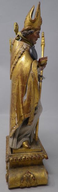 null SAINT-OMER

Statue en bois sculpté doré et polychrome figurant Saint Omer tenant...