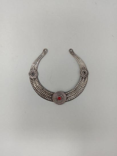null Silver pectoral necklace enhanced with a cabochon of red verroterie.

India,...