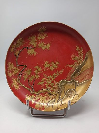 JAPAN, 20th century

Two lacquered wood plates...