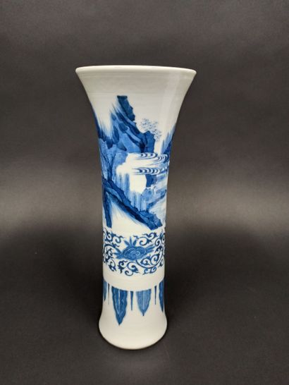 null Vase Gu en porcelaine Bleue et Blanche à décor de paysage et frise de fleurs...