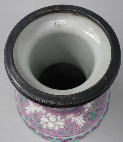 null Vase en porcelaine à décor floral en réserve dans un entourage d'émaux polychromes,...