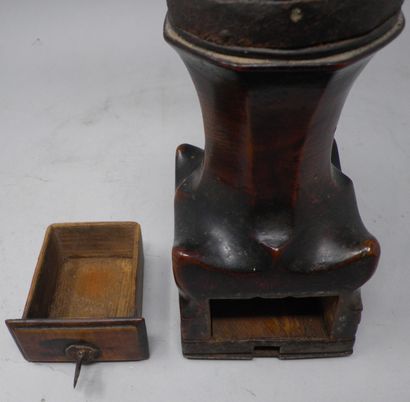 null Coffee grinder said Louis XIV, body in walnut, iron base fixed by four screws...