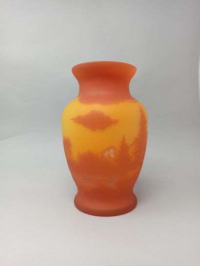 null FRENCH WORK

Vase on pedestal.

Proof in multilayer glass decorated with a landscape...
