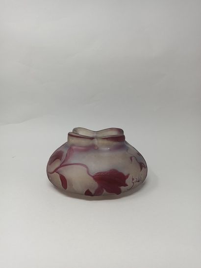 null GALLE (Dans le goût de)

Vase aumonière 

Epreuve en verre multicouche à décor...
