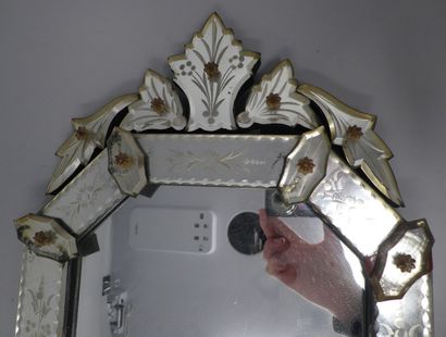 null Miroir vénitien de forme octogonale à fronton, décor gravé de fleurettes, éléments...