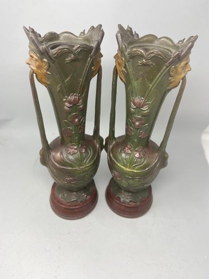 null CARLIER - paire de vases à deux anses en régule polychrome à décor de rinceaux,...